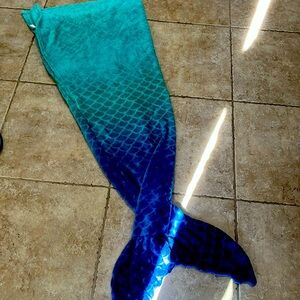 Pillowfort kids blanket mermaid tail. Ombré green, blue, dark blue.